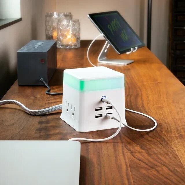 CyberPower Charge & Glow USB & AC Power Station 4 Outlet, 4 USB, 1 USB-C - Like New