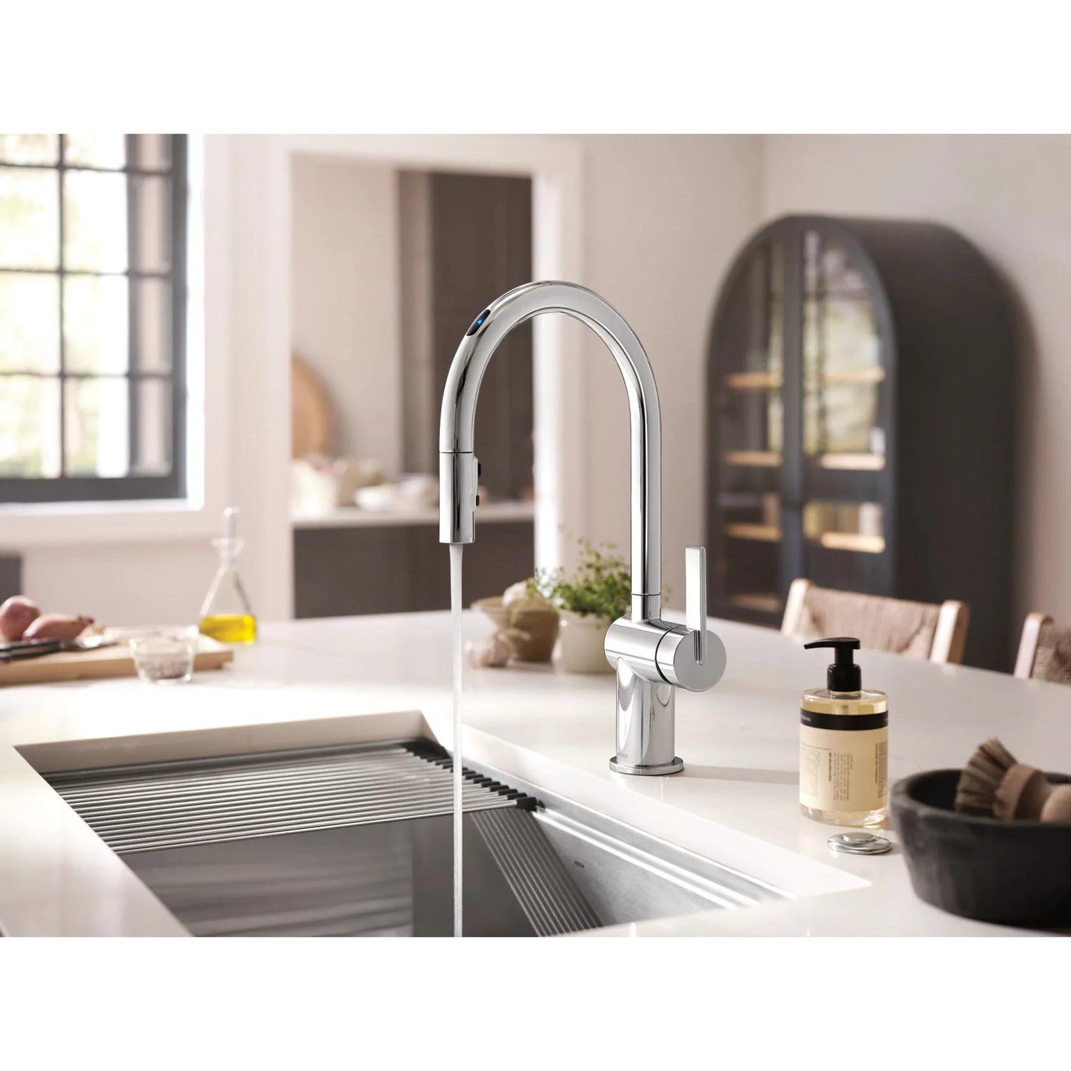 MOEN Cia 7622EVC Single-Handle Smart Touchless Pull Down Sprayer Kitchen Faucet with Voice Control and Power Clean in Chrome