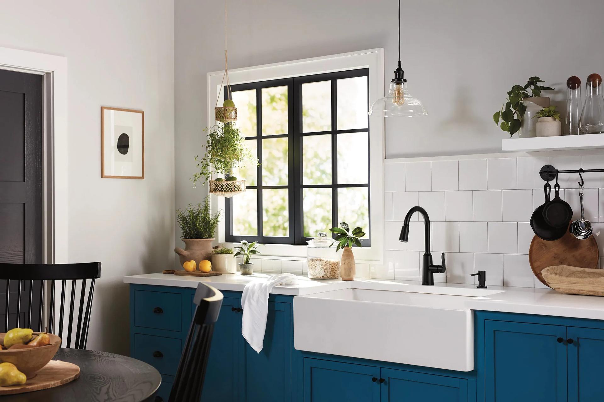 MOEN Edwyn 87028BL Single Handle Pull-Down Handle Kitchen Faucet in Matte Black (Deck Plate Included)