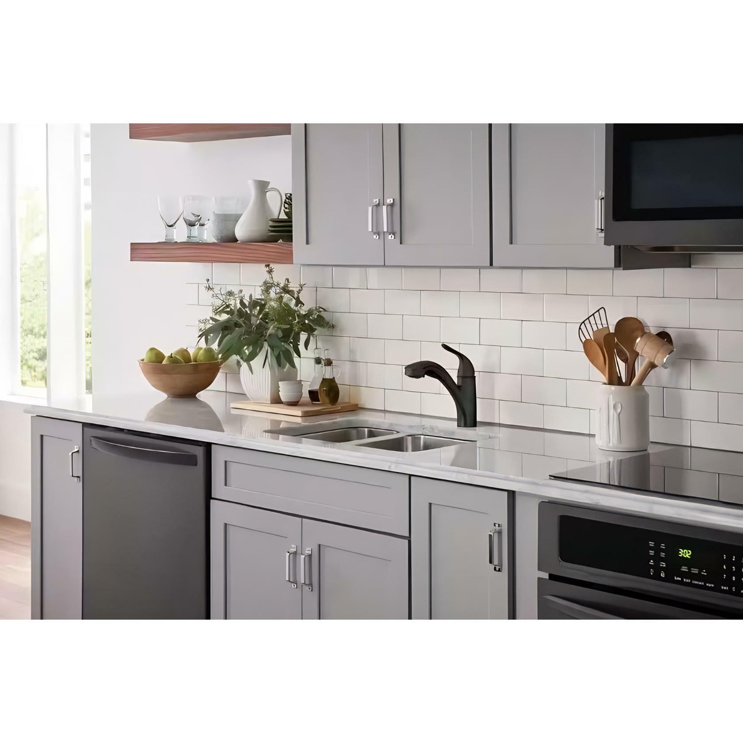 MOEN Brecklyn 87557BL Single Handle Pull Out Sprayer Kitchen Faucet with Power Clean in Matte Black