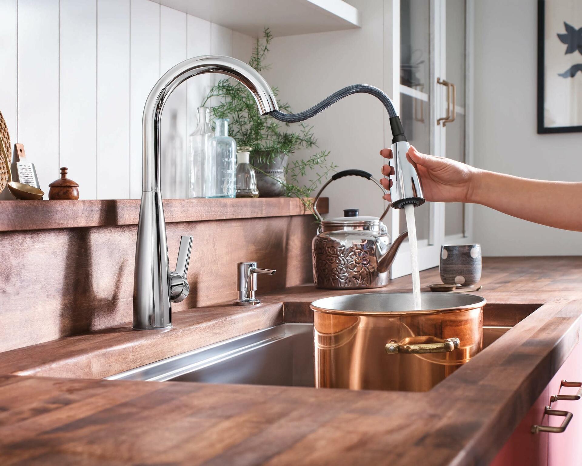 MOEN Haelyn 87627 Pull Down Sprayer Kitchen Faucet with 360 Degree Spout Swivel in Chrome