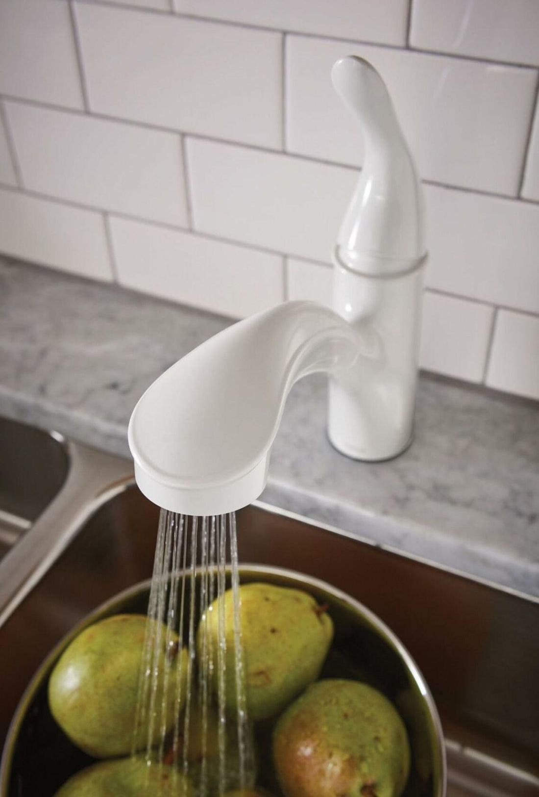 MOEN Brecklyn 87557W Single-Handle Pull-Out Sprayer Kitchen Faucet with Power Clean in White